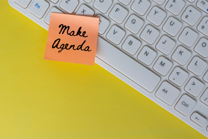 Keyboard with post-it reminder to "make agenda"