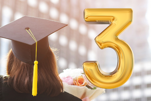 Person with graduation cap showing the tassel with number 3